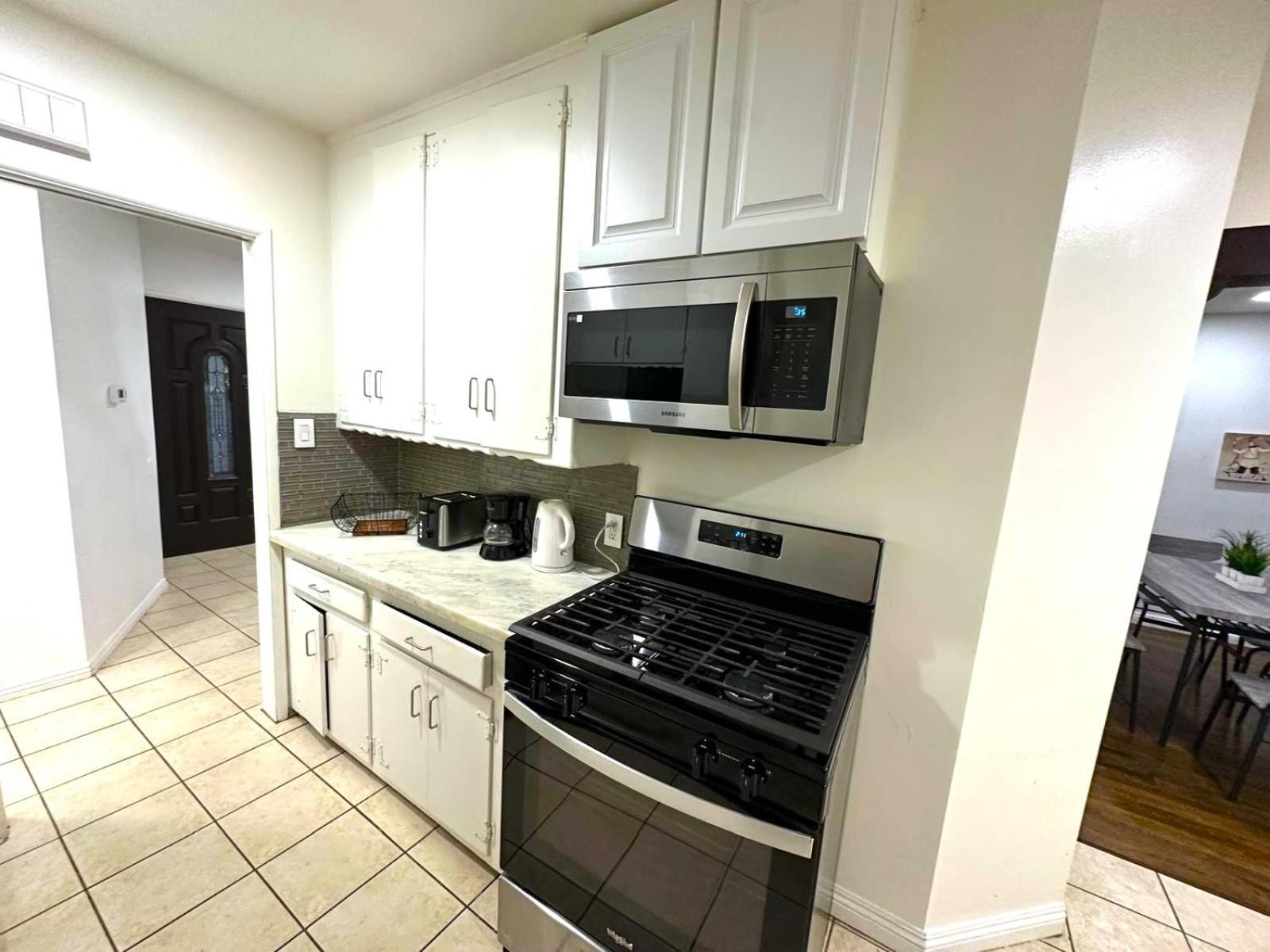 Cozy 3br With Pool, Yard, Garage, And 80 Inch Tv! Los Angeles