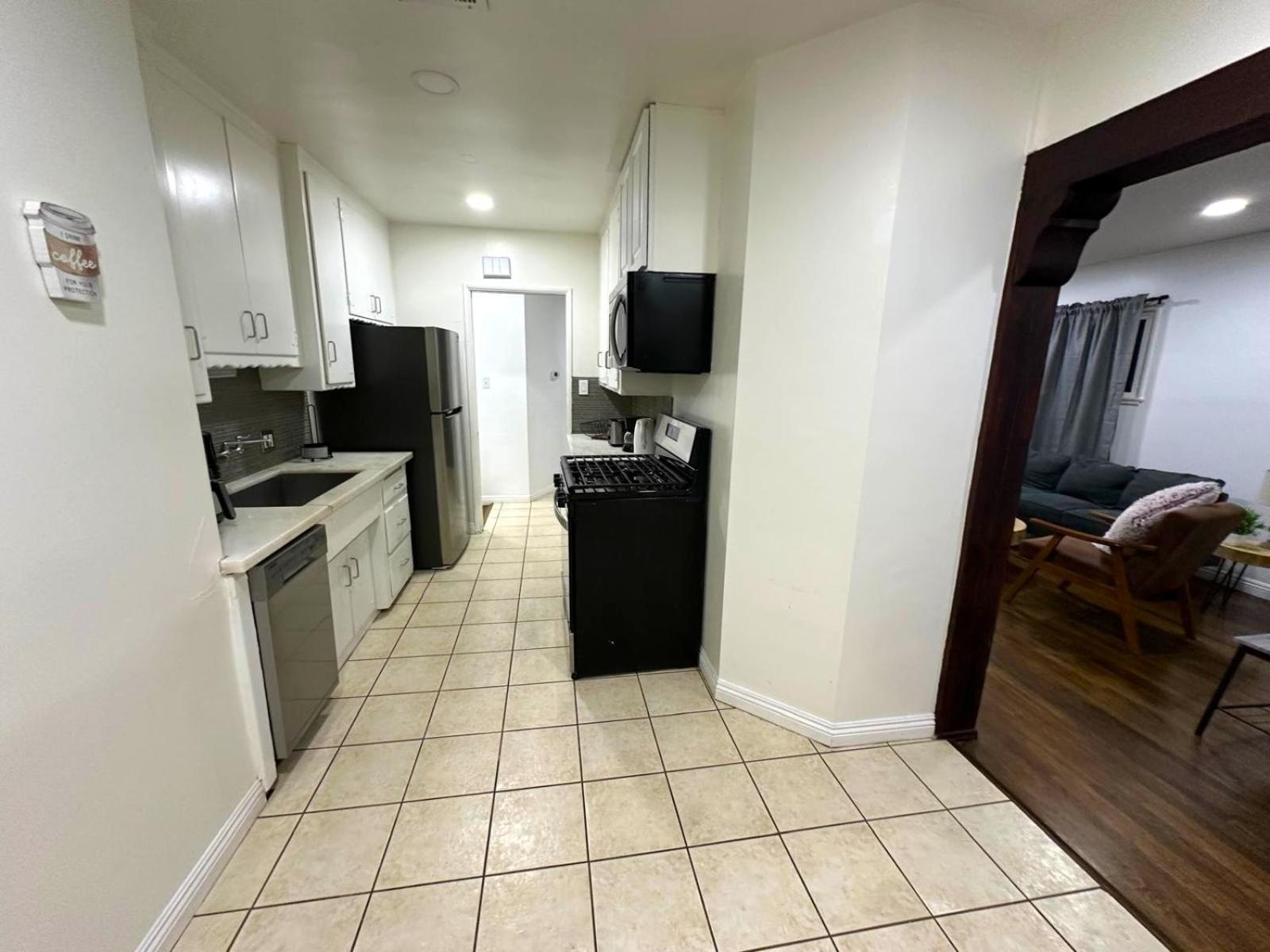 Cozy 3br With Pool, Yard, Garage, And 80 Inch Tv! Holiday home Los Angeles