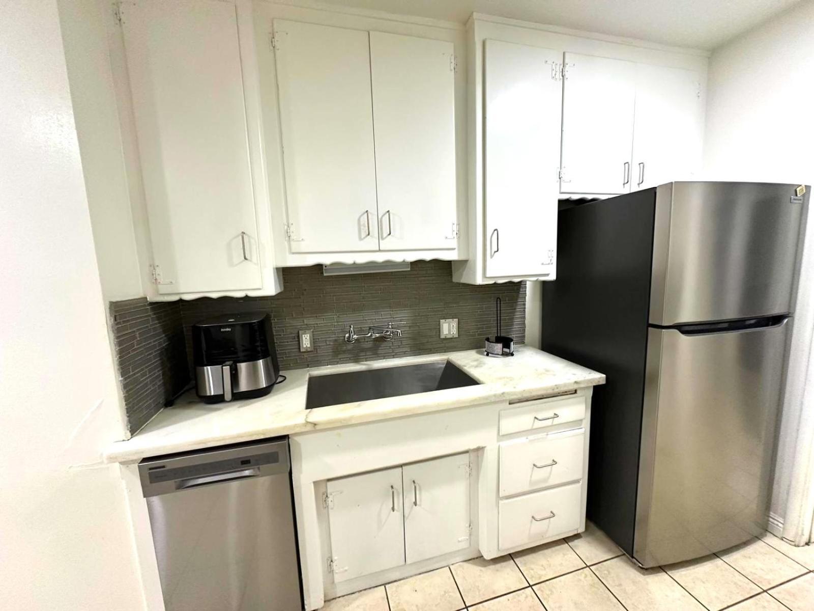 Cozy 3br With Pool, Yard, Garage, And 80 Inch Tv! Holiday home Los Angeles