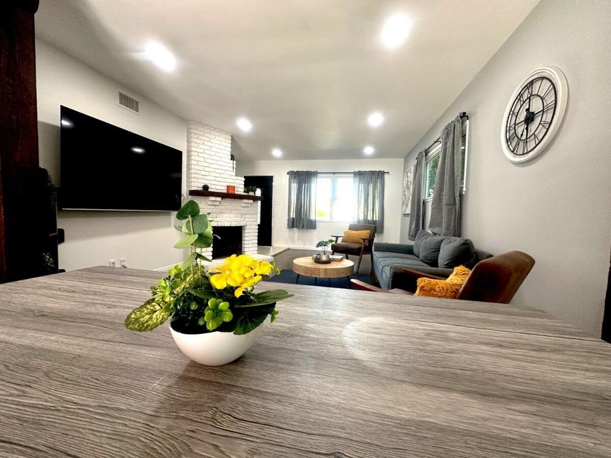 Holiday home Cozy 3br With Pool, Yard, Garage, And 80 Inch Tv! *