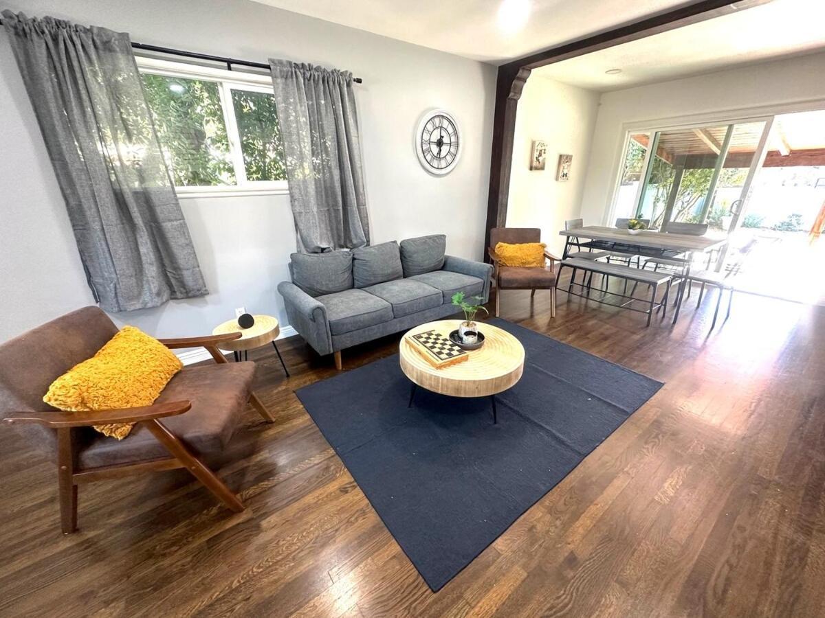 Cozy 3br With Pool, Yard, Garage, And 80 Inch Tv! Holiday home Los Angeles