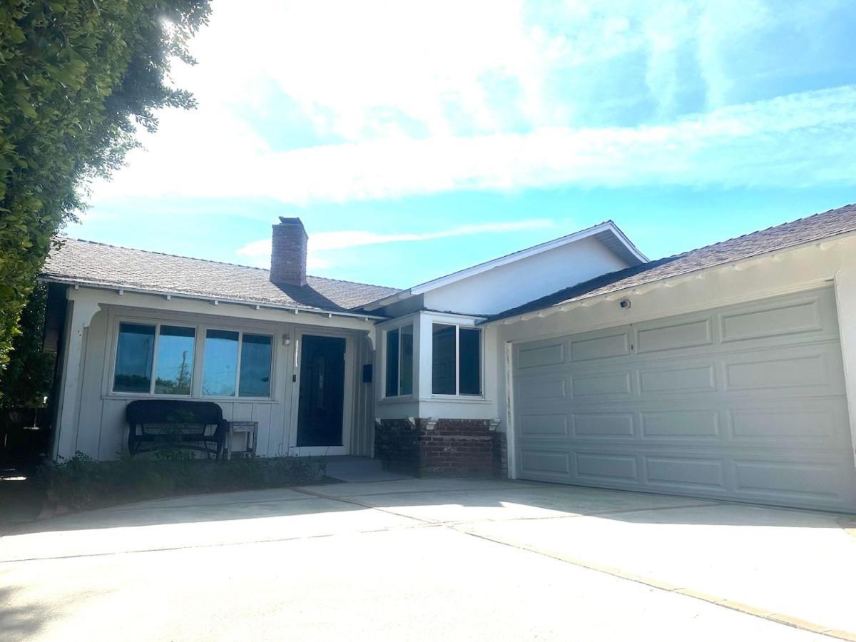 Cozy 3br With Pool, Yard, Garage, And 80 Inch Tv! Holiday home *