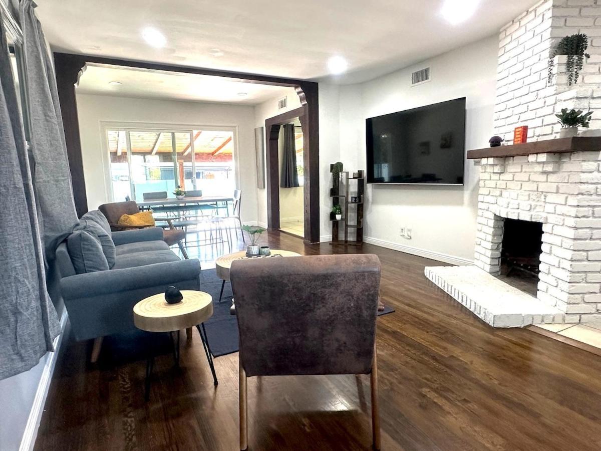 Cozy 3br With Pool, Yard, Garage, And 80 Inch Tv! Holiday home Los Angeles
